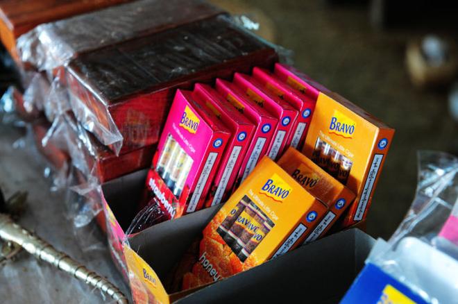 Going抽6块钱50根的手工雪茄 吃油条泡奶茶