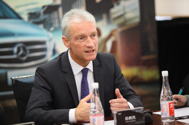 福建奔驰汽车工业有限公司总裁兼首席执行官 Dr。 Guido Krupinski郭鹏凯博士
与到会记者座谈