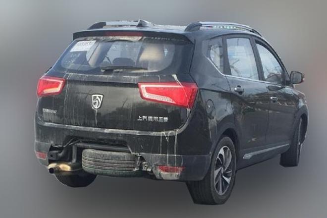 或更换后悬架 宝骏560七座版谍照曝光