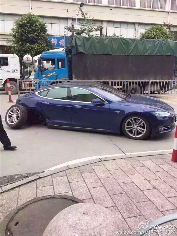 看！会断轴的不仅传统车 特斯拉也会断轴
