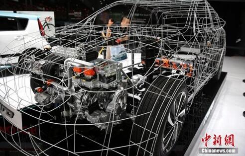 礼仪姑娘取代车模吸睛 汽车智能化成风口