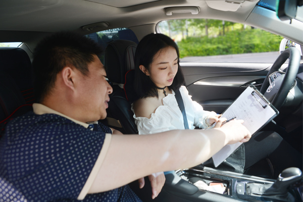 心路驾程：一个车模的自白