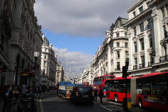 为减少尾气污染 伦敦试用电动快递物流车