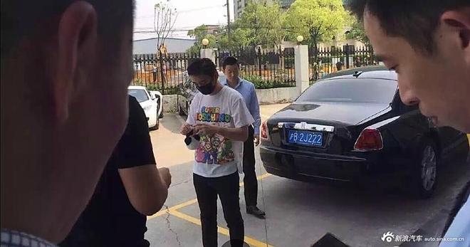 王思聪买千万豪车像买菜 携美女驾车而去