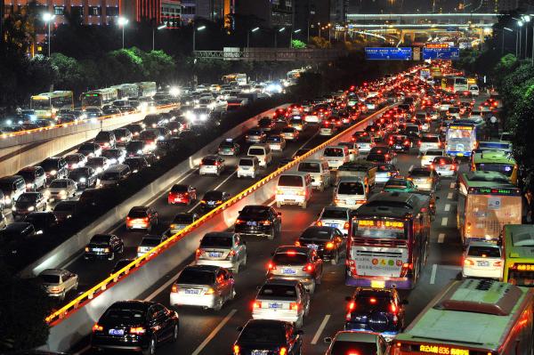 广州空气严重污染时机动车实行单双号限行