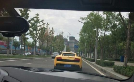 公交司机开兰博基尼上下班 只因爱好与梦想