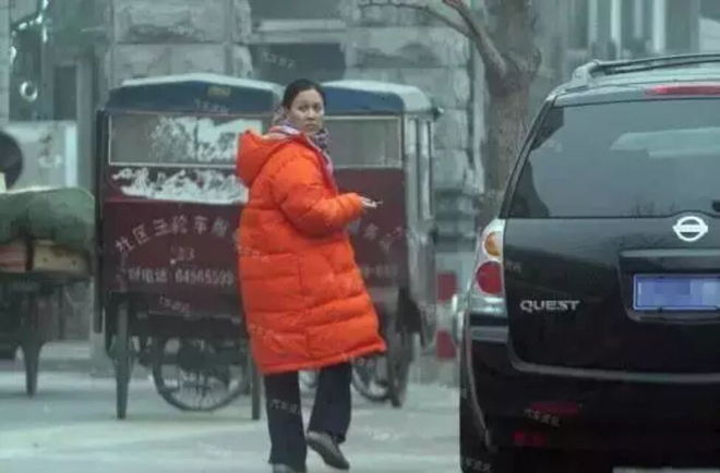 歌坛一姐买百万豪车只1分钟 直接车箱结账