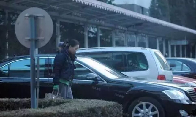 歌坛一姐买百万豪车只1分钟 直接车箱结账