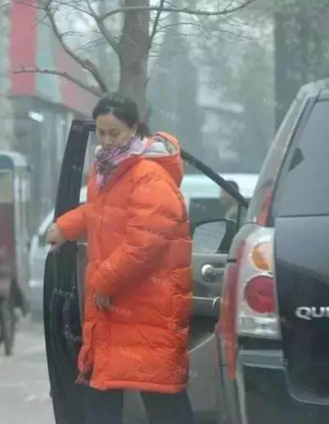 歌坛一姐买百万豪车只1分钟 直接车箱结账