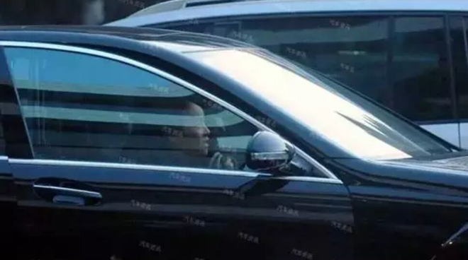 歌坛一姐买百万豪车只1分钟 直接车箱结账