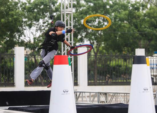 3-选手在挑战“连中五环”竞技项目