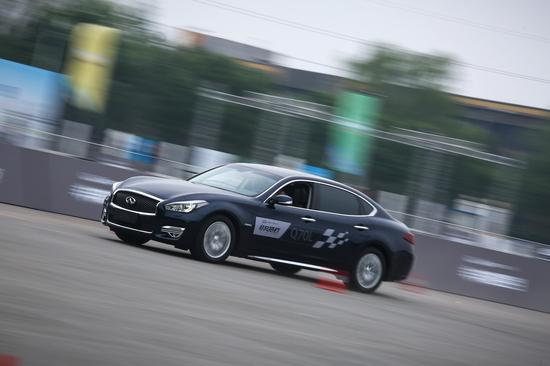 6-Q70L Hybrid助选手完成竞速项目