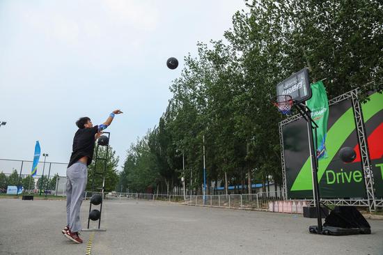 4-选手在进行“竞速折返篮球赛”项目