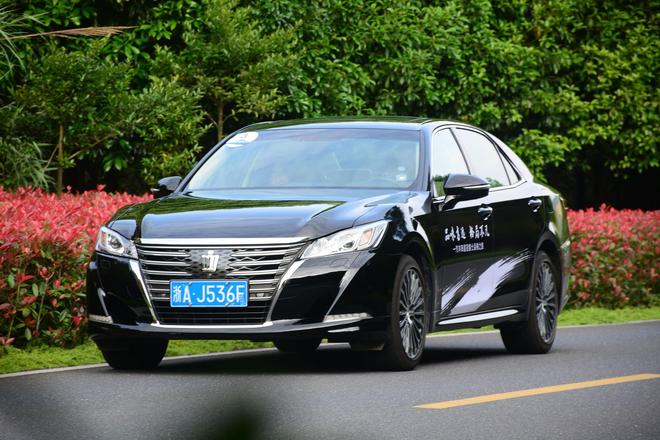 一汽丰田皇冠:东方式豪华轿车的力与美