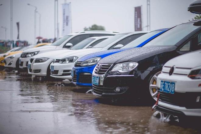 由全国各地一汽-大众汽车改装爱好者及车迷的爱车组成的100多辆俱乐部方阵