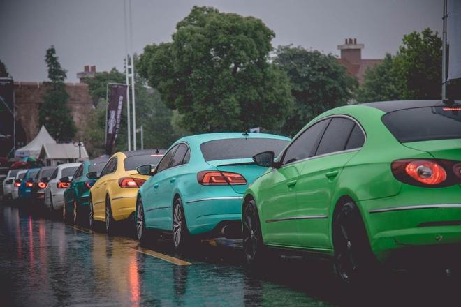 上百辆一汽-大众改装车组成的炫酷车队，形成太湖边最耀眼的靓丽风景线