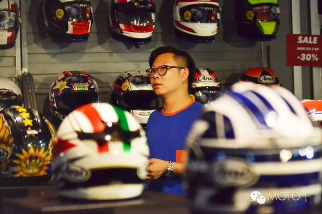 看MOTO+主页菌在德国逛摩托车装备用品店