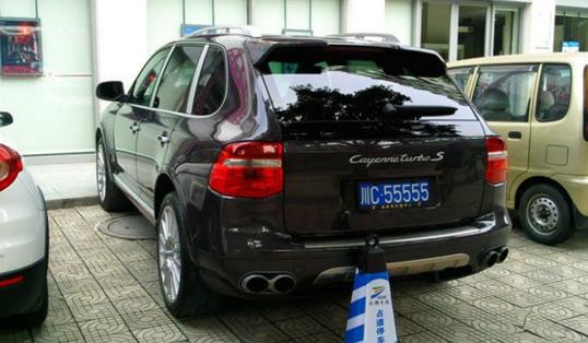 宾利与保时捷车主面面相觑 掉头就走