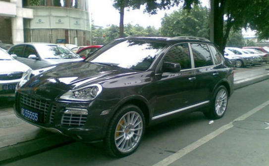 宾利与保时捷车主面面相觑 掉头就走