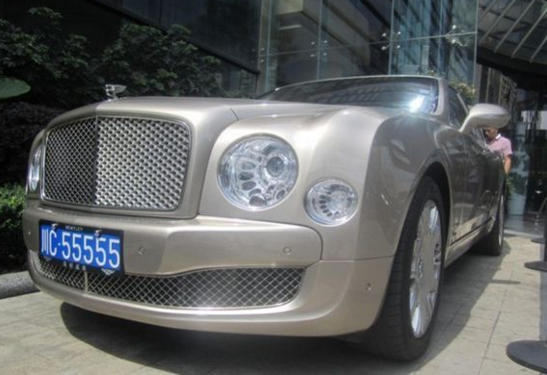 宾利与保时捷车主面面相觑 掉头就走