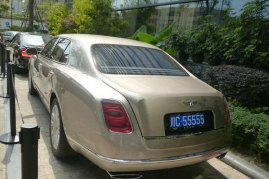 宾利与保时捷车主面面相觑 掉头就走