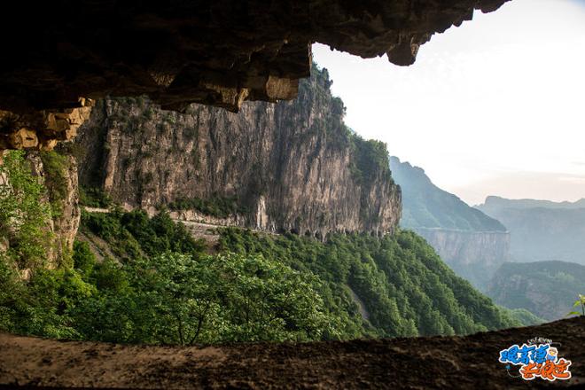 挂壁公路 驰骋在太行山的绝壁之上