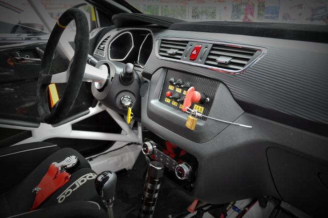 开赛在即 江淮汽车拉力车队完成出征仪式