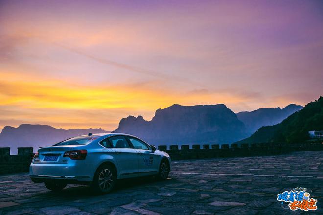 挂壁公路 驰骋在太行山的绝壁之上