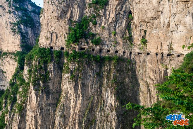 挂壁公路 驰骋在太行山的绝壁之上
