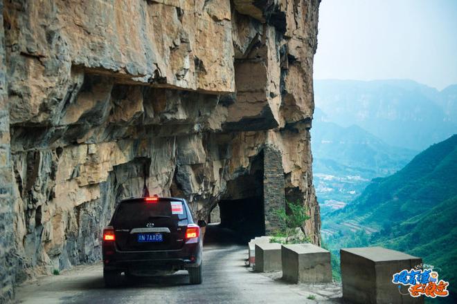 挂壁公路 驰骋在太行山的绝壁之上