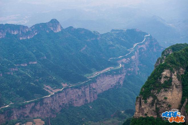 挂壁公路 驰骋在太行山的绝壁之上