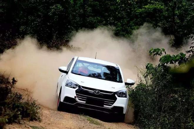 开赛在即 江淮汽车拉力车队完成出征仪式