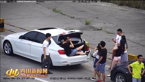 男子高速禁停区停车 摆“美人鱼”姿势自拍