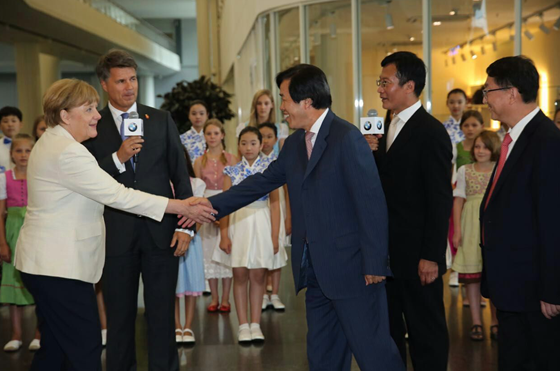 默克尔参观华晨宝马铁西工厂 见证X1下线