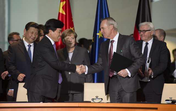 默克尔参观华晨宝马铁西工厂 见证X1下线