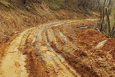 开奥迪下泥地？教大家雨天走烂路真下血本