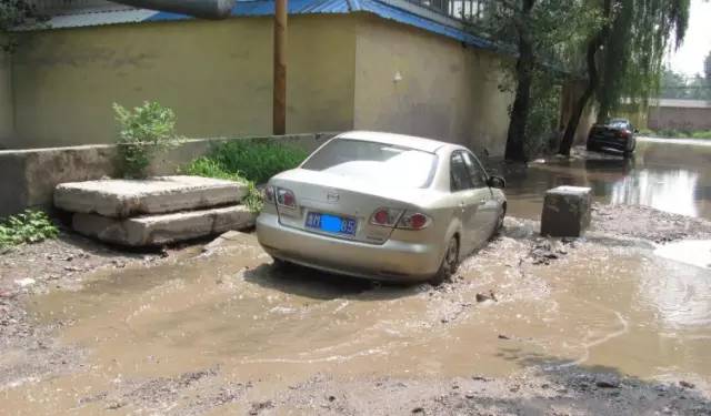 开奥迪下泥地？教大家雨天走烂路真下血本