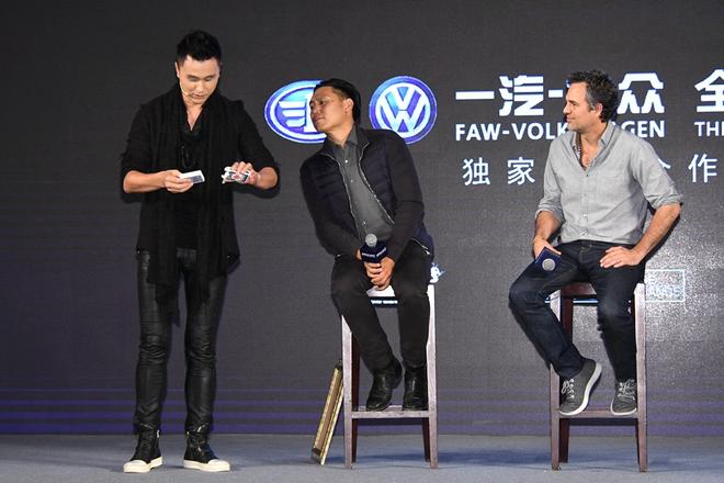 导演偷偷看魔术师表演