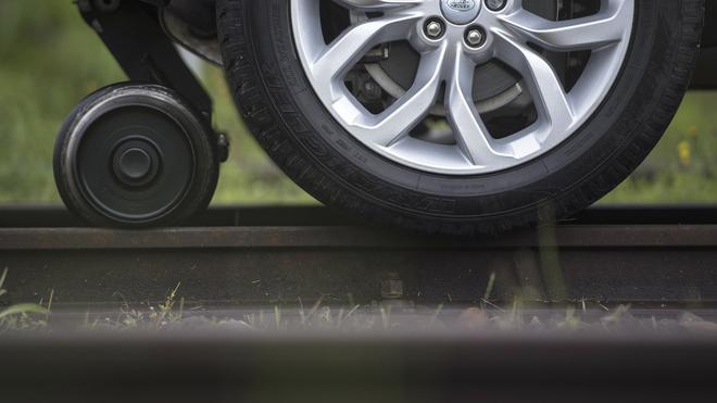 路虎发现运动版拖超100吨火车厢游莱茵河