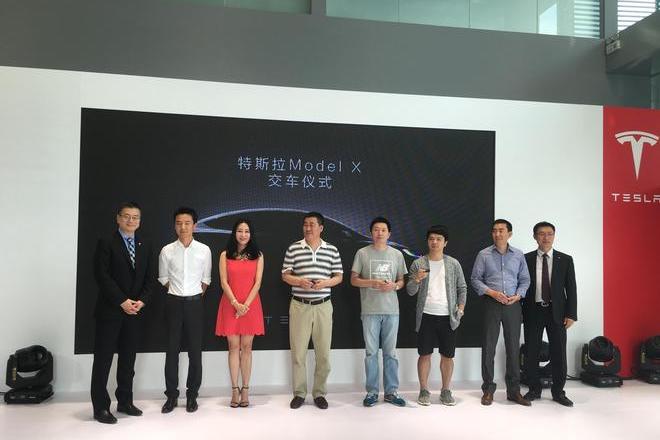 特斯拉Model X亚洲区交付:首批车主亮相