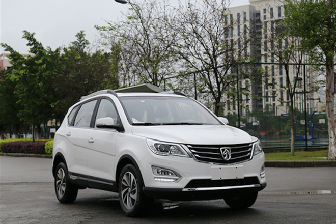 宝骏560撞树开裂暴隐患 车主投诉销量下滑 