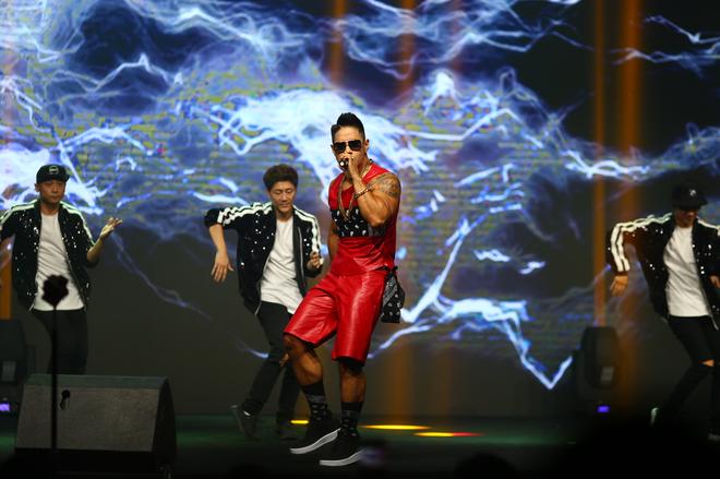 东风Honda邂逅时尚 XR-V闪耀《男人装》周年庆典