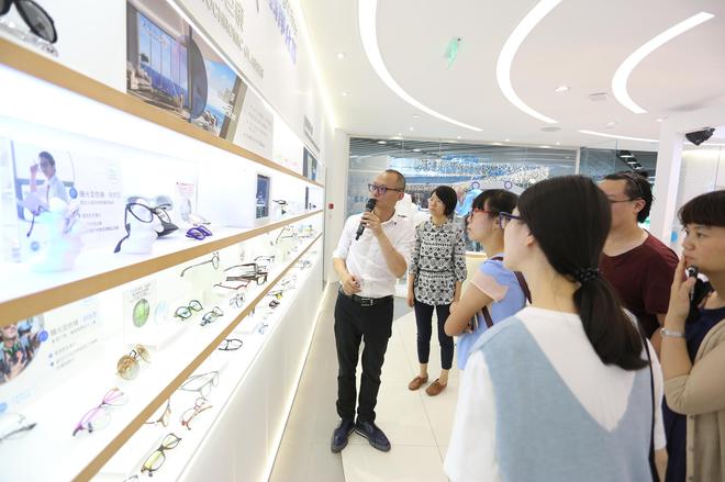 杨嵩在北京店为到场记者分享MO眼镜