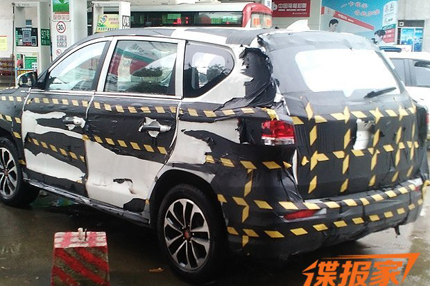 东风风行全新SUV谍照 或定名风行SX5