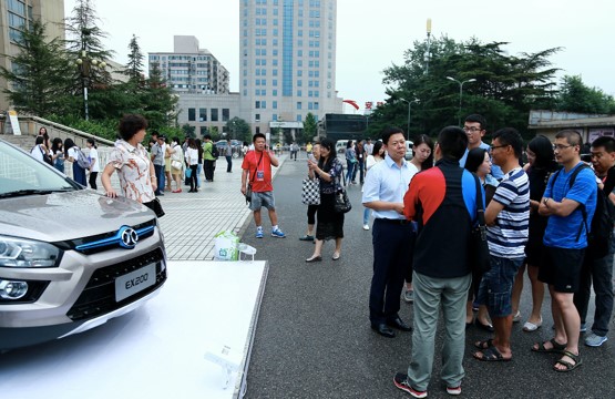 北汽新能源纯电“双子星”闪耀冰上盛典