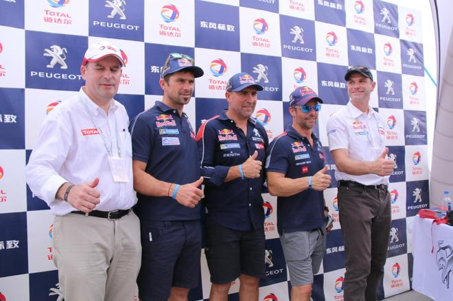 德普雷（左二）、彼得汉塞尔（中）、勒布（右二）