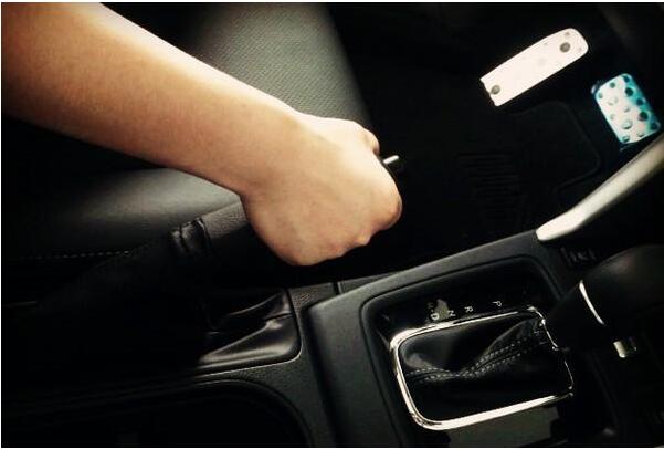 自动挡车等红灯挂什么档 P档N档都伤车