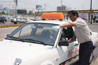 女子驾考13年终弃考 校长退学费请吃饭