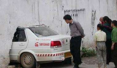 女子驾考13年终弃考 校长退学费请吃饭