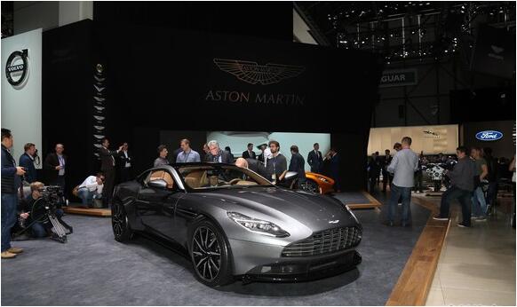 干露露秀白肤上围助阵北京车展